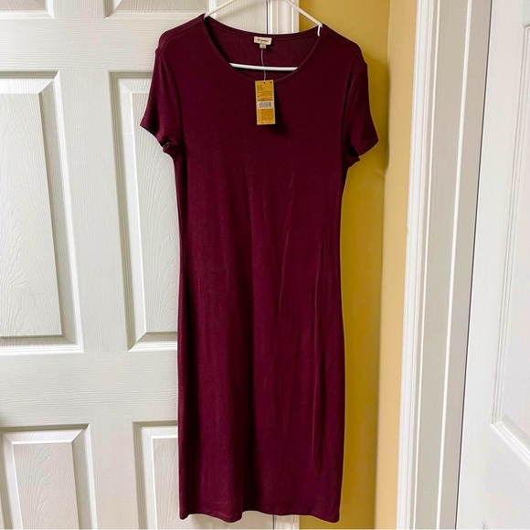 Elegant Burgundy Women's Dress - Picture 1 of 8